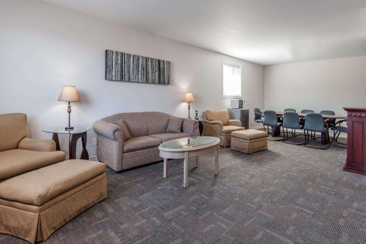 Super 8 by Wyndham Kirkland Lake Bagian luar foto