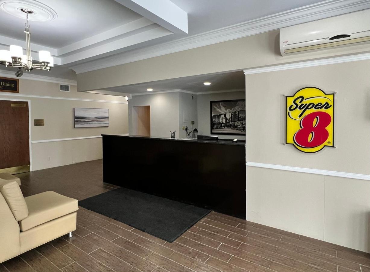 Super 8 by Wyndham Kirkland Lake Bagian luar foto