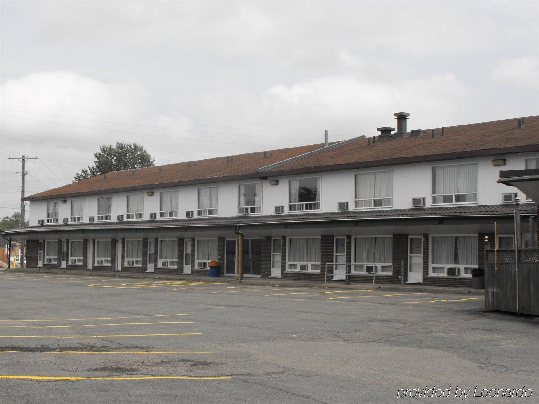 Super 8 by Wyndham Kirkland Lake Bagian luar foto
